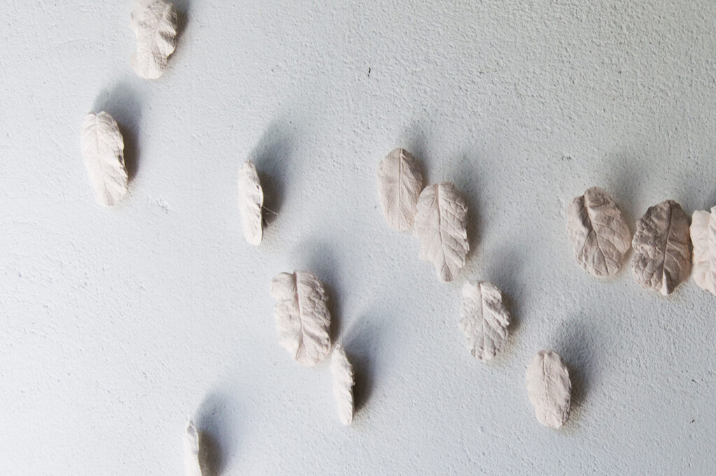 Instalación cerámica de Alicia Ruiz