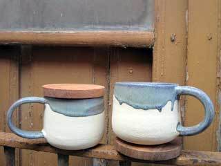 tasses-amb-tapa-gres-blanc--tapa-torn-manual-natural
