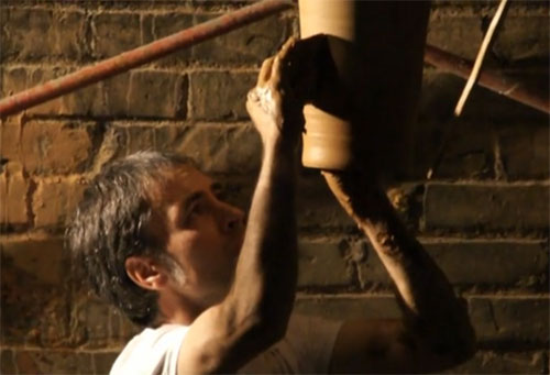 Josep Mates torneando con el torno boca abajo