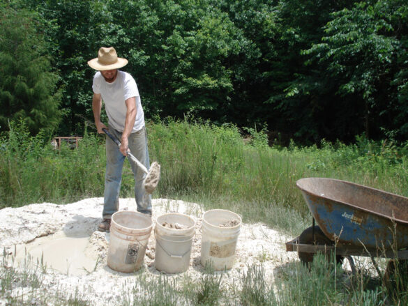 Extrayendo el barro Daniel Johnston trabajando
