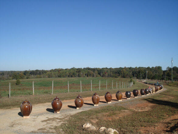 fila de piezas esperando a los compradores Daniel Johnston trabajando