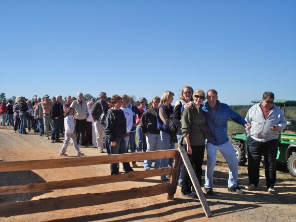 Fila de compradores Daniel Johnston trabajando