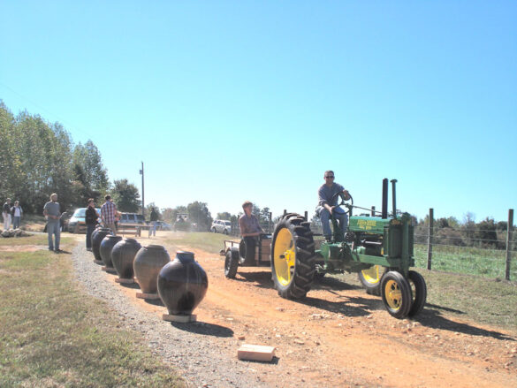 moviendo piezas con el tractor Daniel Johnston trabajando