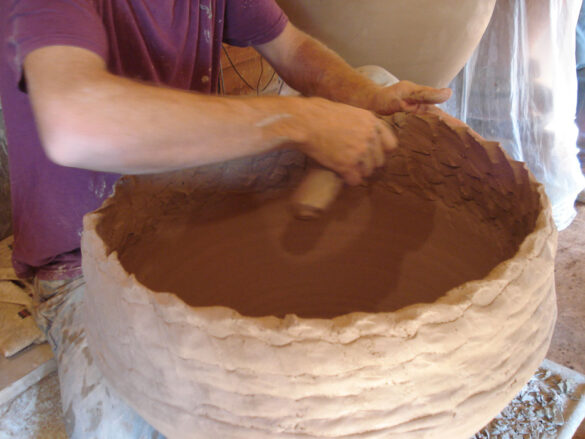 Urdiendo una pieza Daniel Johnston trabajando