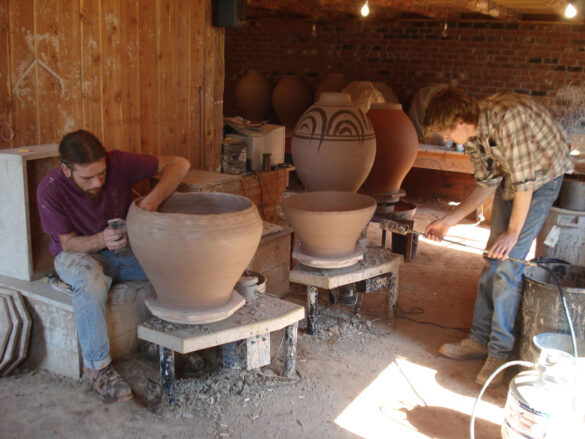 Secando las piezas para acelerar el trabajo Daniel Johnston trabajando
