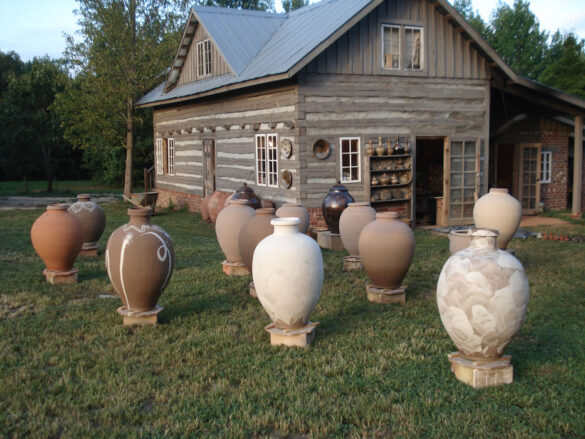 Piezas secándose al sol Daniel Johnston trabajando