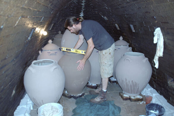 Cargando el horno Daniel Johnston trabajando