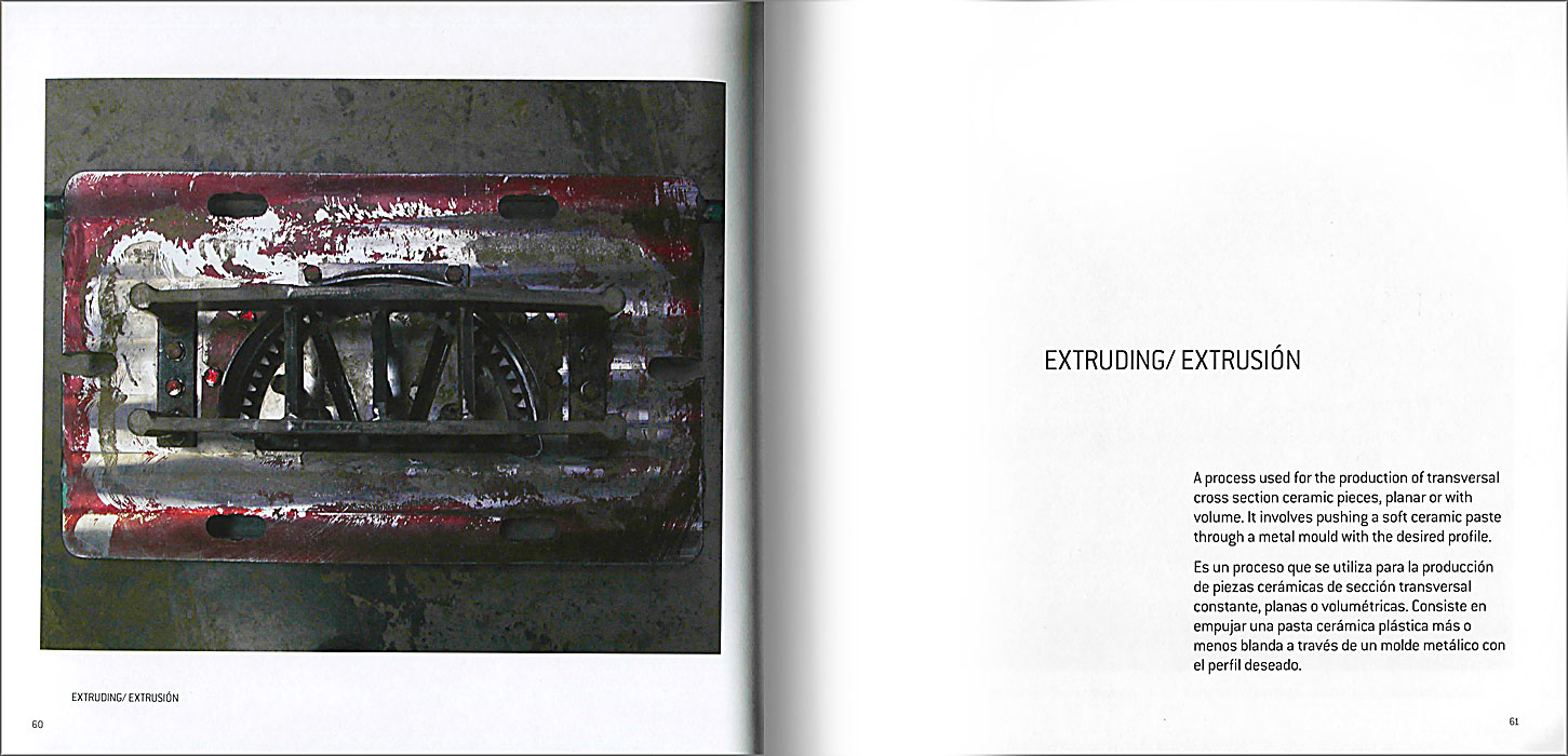 Páginas interiores del libro "Cerámica Cumella"