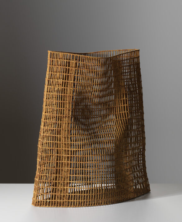 Net, 2013. 56 x 46 x 21 cm Pieza de cerámica de Annie Turner