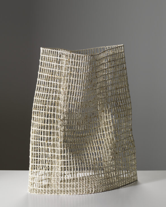 Sinker, 2014. 60 x 48 x 22 cm Pieza de cerámica de Annie Turner
