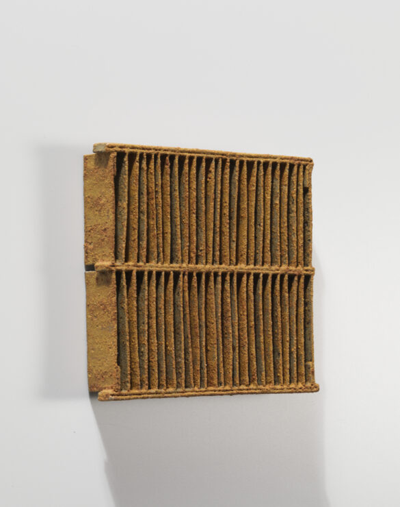 Ramsholt Sluice, 2013. 16,5 x 16,5 x 3,5 cm Pieza de cerámica de Annie Turner