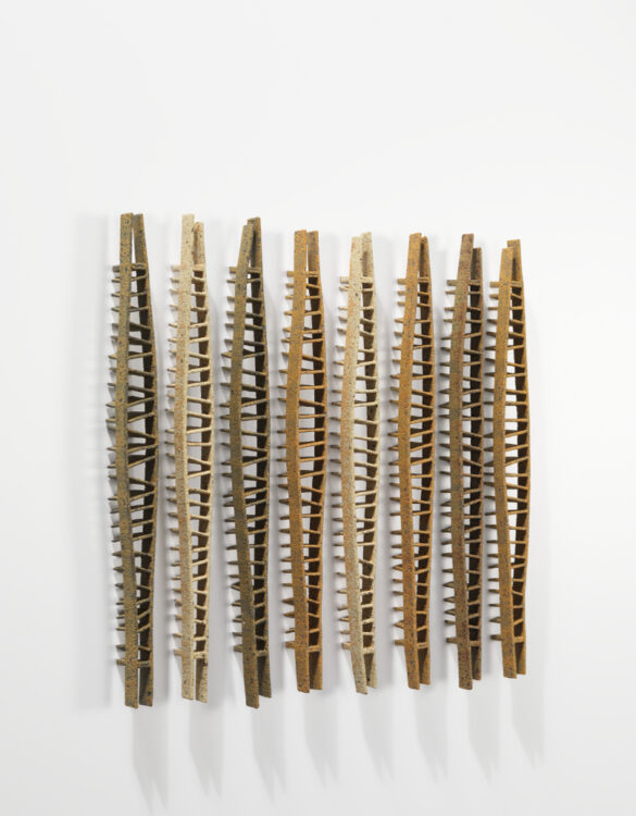 Wind Against Tide, 2013. 38 x 3 x 3,5 cm (pada pieza) Pieza de cerámica de Annie Turner