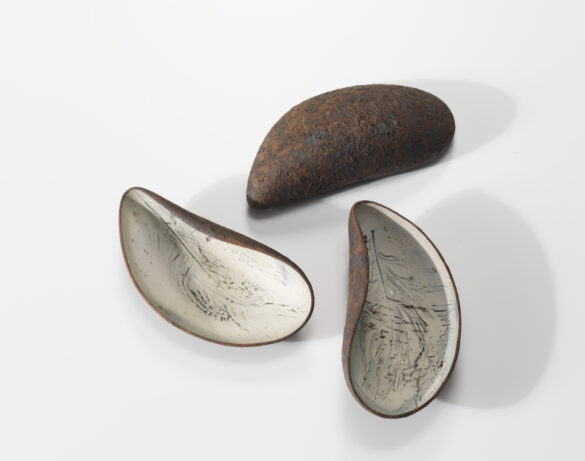 Mussel Bed, 2014. 16 x 8 x 5 cm (cada uno) Pieza de cerámica de Annie Turner