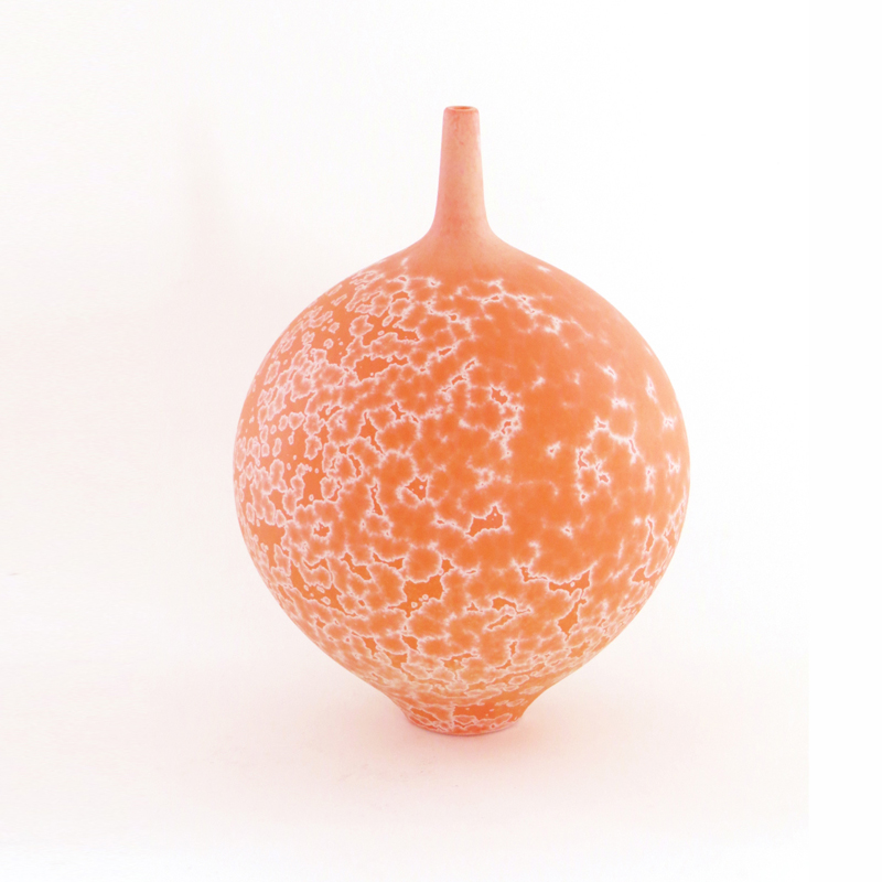 Pieza de cerámica cn esmaltes naranja con cristalizaciones de Ted Secombe