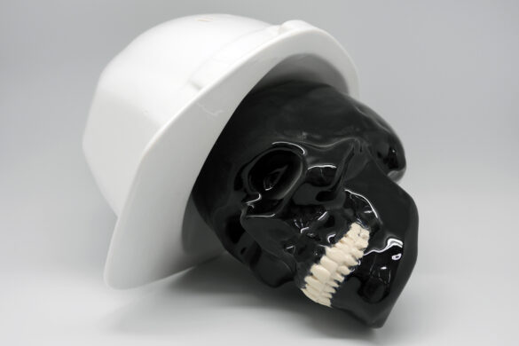 Mounir Fatmi (Foto Zarhloul) Pieza de cerámica de Mounir Fatmi