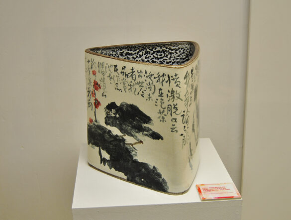 Vaso triangular Pieza de cerámica china, Vaso triangular