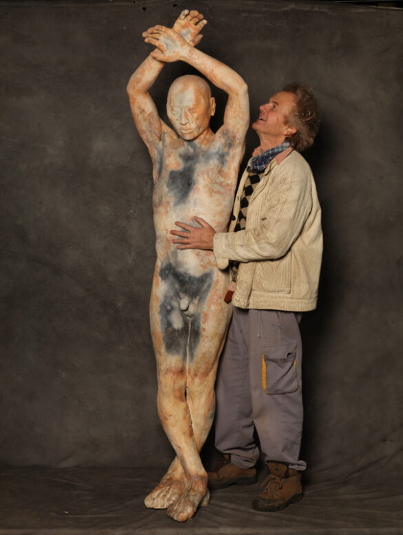 Jean Marie Borgeaud junto a una de sus esculturas