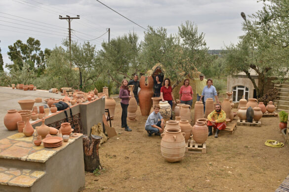 Cocción de cerámica en horno tradicional de Gracia