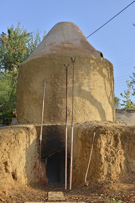 Cocción de cerámica en horno tradicional de Gracia