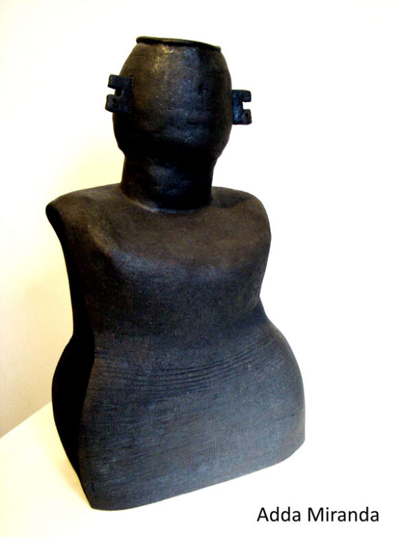 Escultura cerámica de Adda Miranda