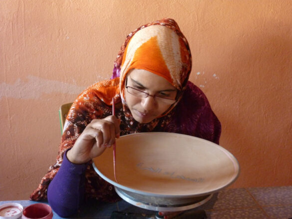 Alumna trabajando en la escuela de cerámica saharaui