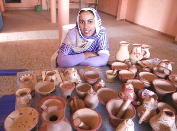 Alumna trabajando en la escuela de cerámica saharaui