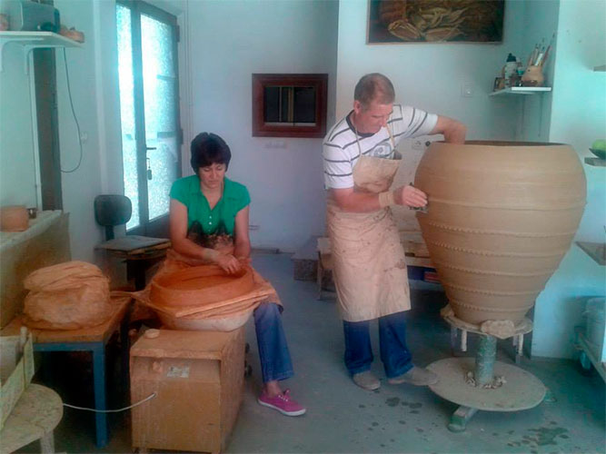 M. Paz y Paco trabajando en su taller de Moveros de Aliste, Zamora