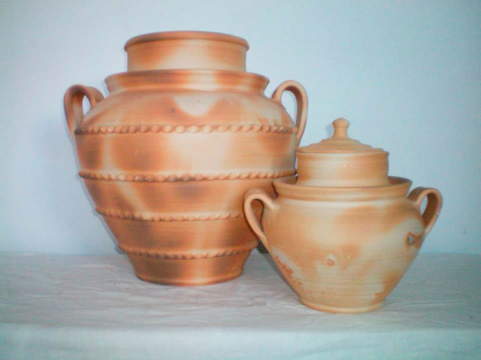 Piezas de alfarería tradicional de M. Paz y Paco trabajando en su taller de Moveros de Aliste, Zamora