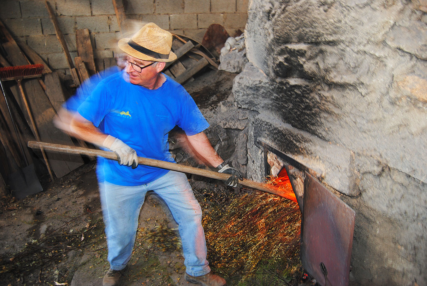 Imagen de cocción en horno árabe en Moveros, Zamora