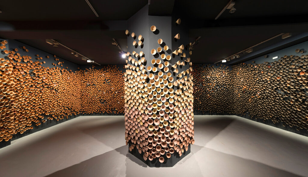 Instalación de cerámica de Eve Ariza