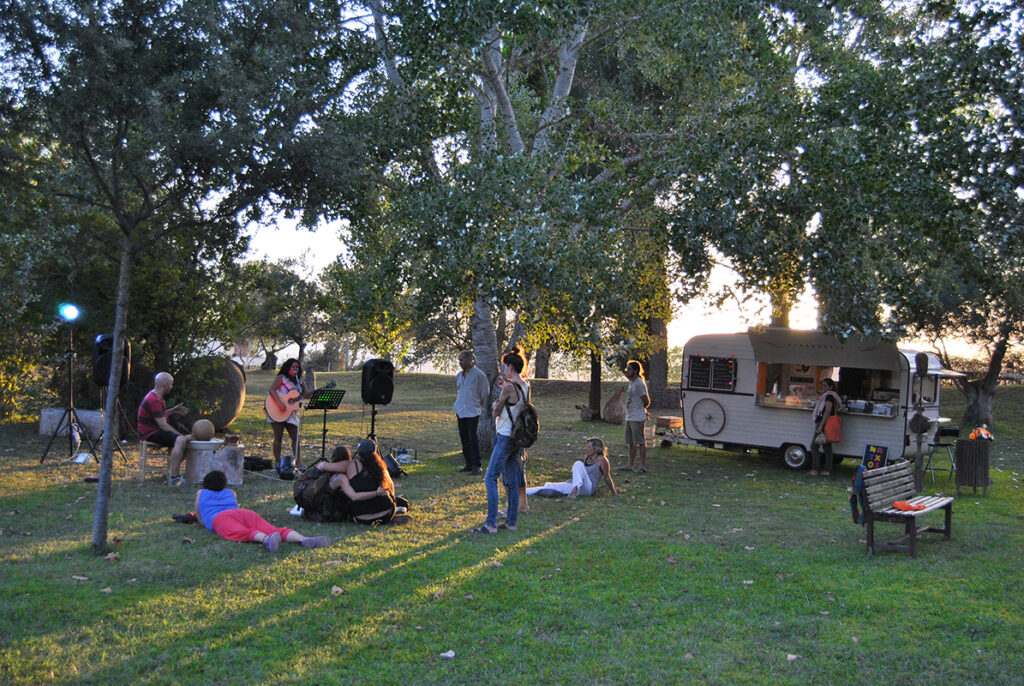 Música y comida en La Escola de Ceràmica de la Bisbal