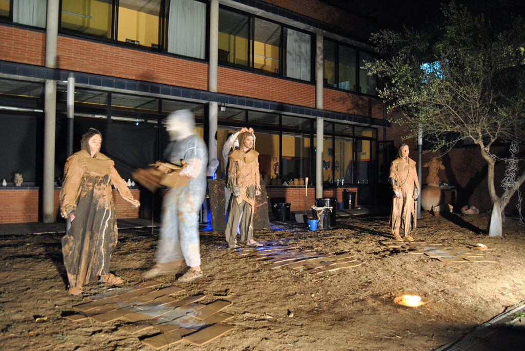 Creación de esculturas vivas con barro a cargo de Toño Pérez y Pere Amilibia