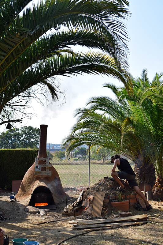Lluis Heras preparando su cocción de cerámica negra
