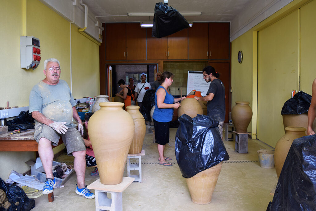 Daniel Caselles en su taller de urdido