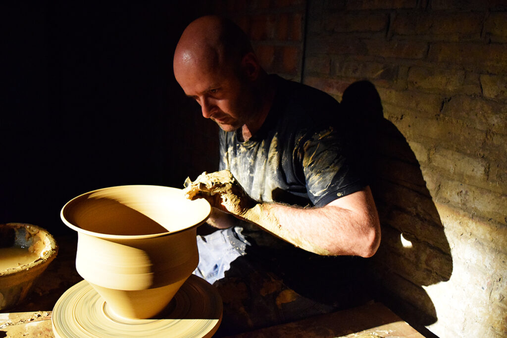 Marcos Pacheco torneando en el Terracota Museu