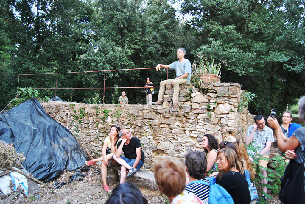 Charla de Josep Mates en el horno de rajoler de Mas Can Frigola