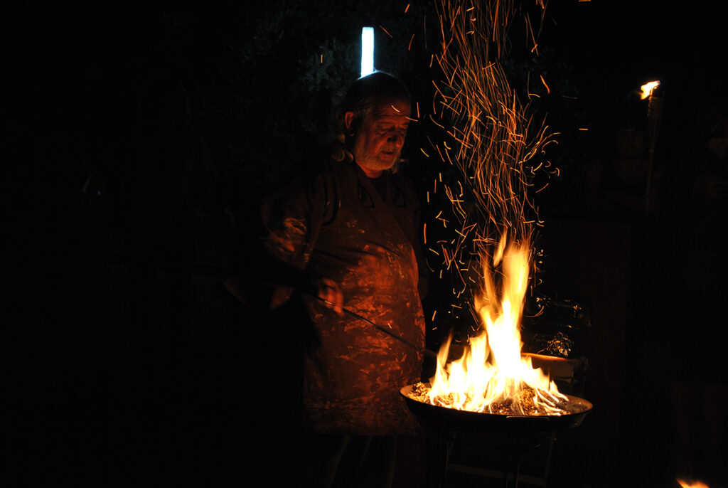 Cocción de rakú a cargo de Toni Medalla