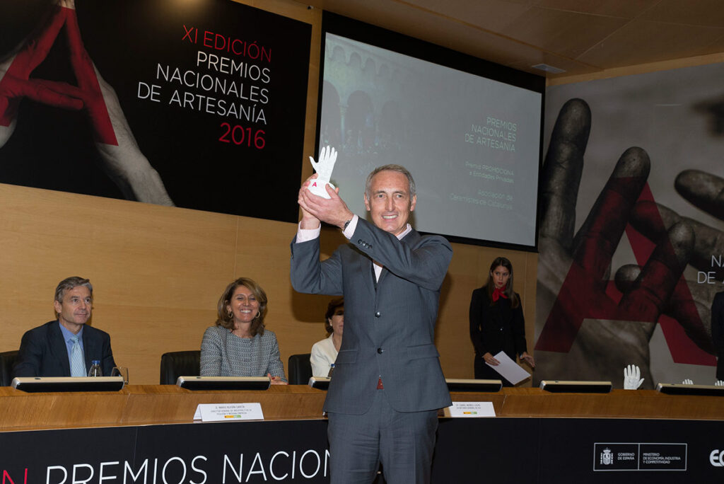 Claudi de José en la recogida de los Premios Nacionales de Artesania