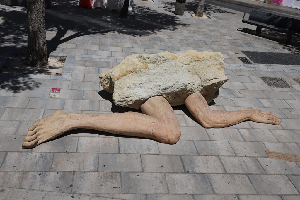 Escultura cerámica de Carlos Martínez