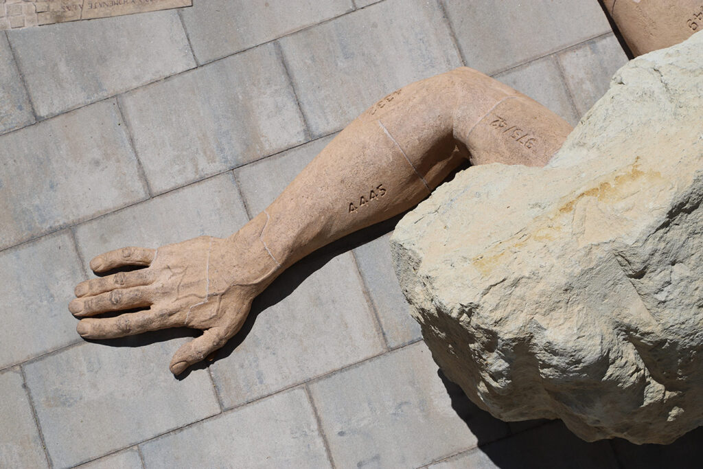 Escultura cerámica de Carlos Martínez