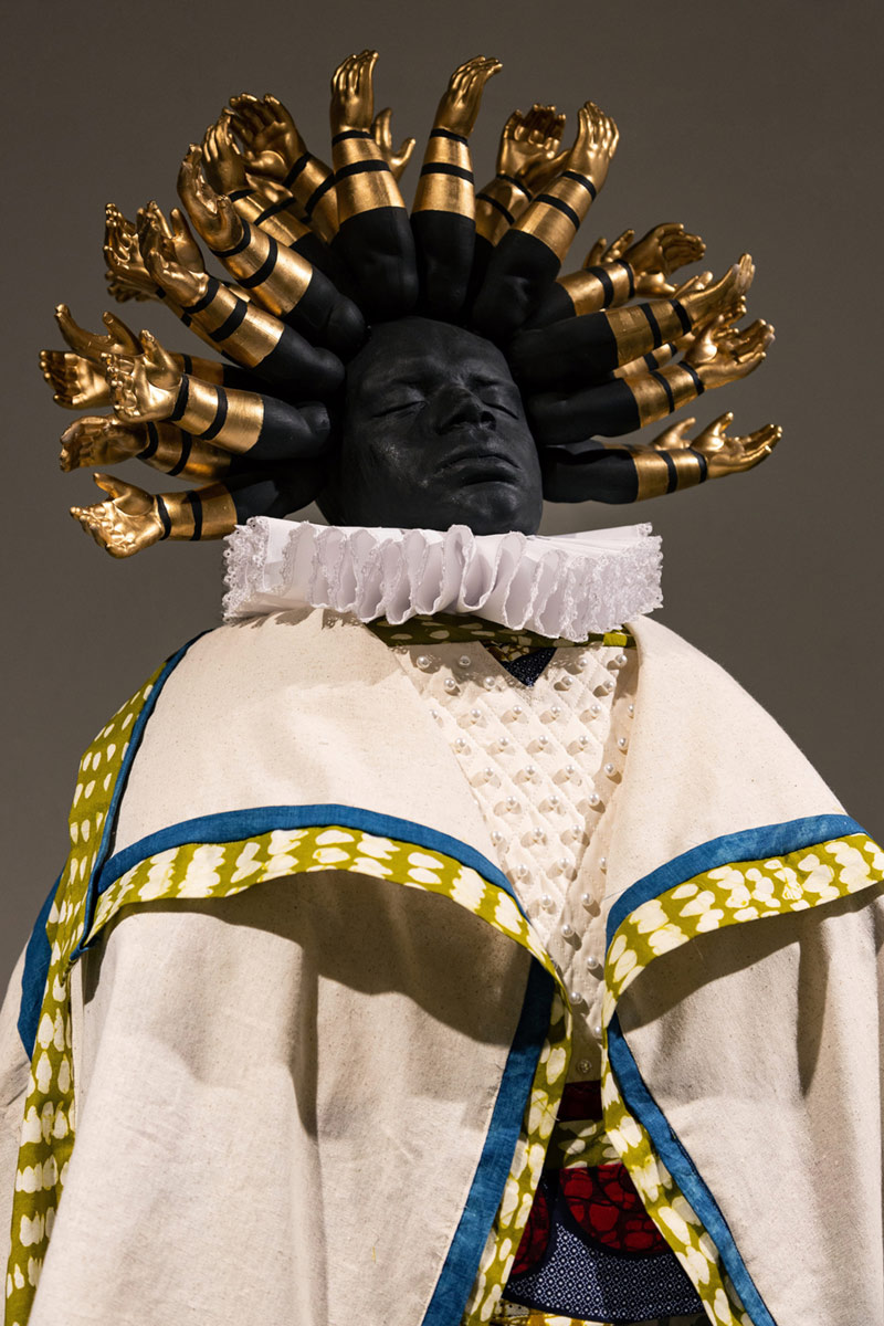 Escultura cerámica de Joey Quiñones