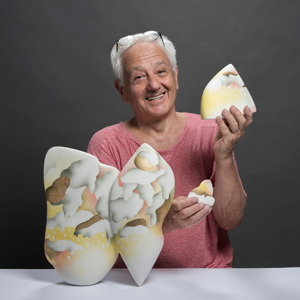 Velimir Vukicevic con una de sus esculturas cerámicas
