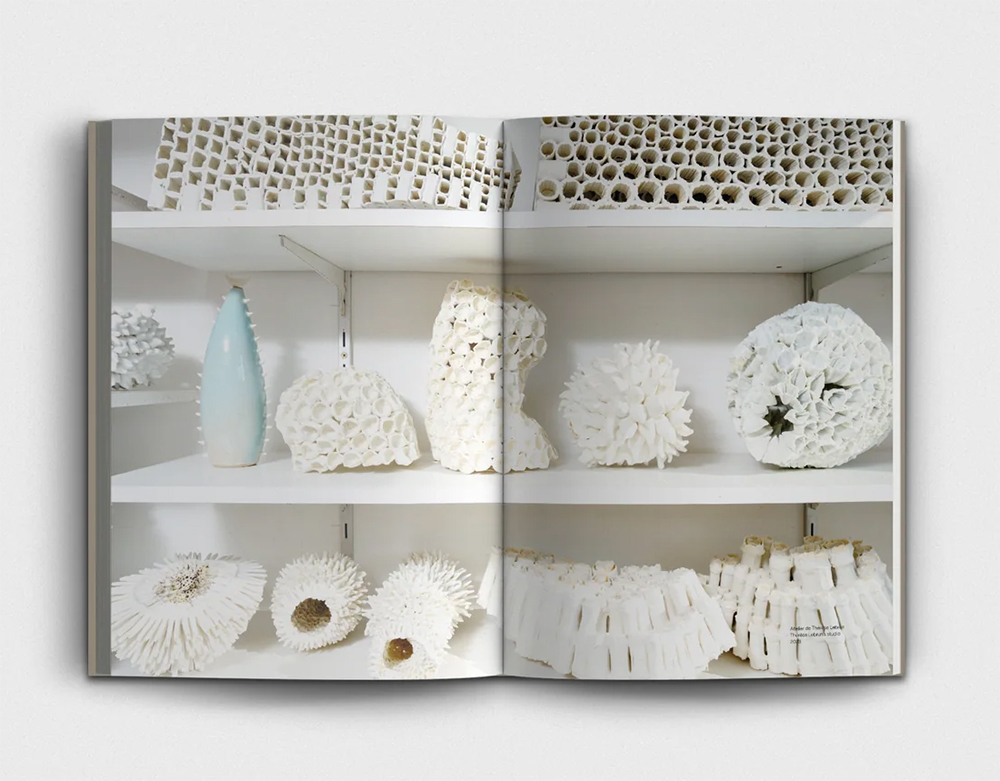 Péginas interiores del libro dedicado a la ceramista Thérèse Lebrun