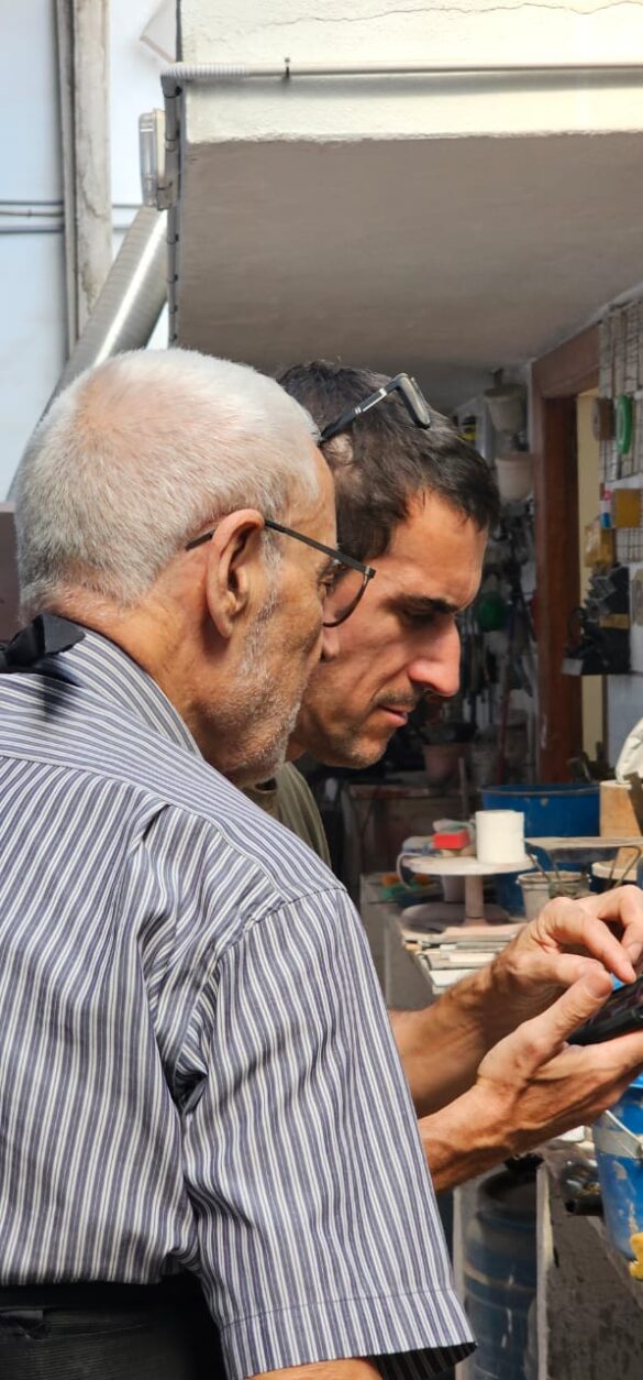 Enric Mestre y Juan Ortí en el taller