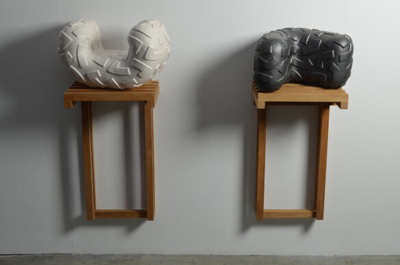 Pieza de cerámica y madera de Ángel Garraza