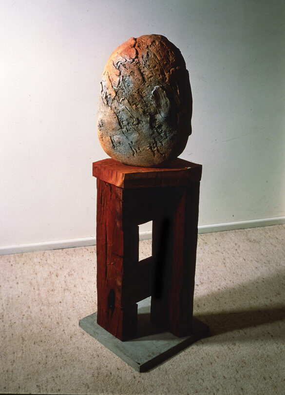 Pieza de cerámica y madera de Joan Campbell
