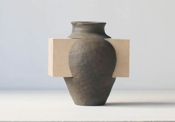 Pieza de cerámica y madera de Norihiko Terayama