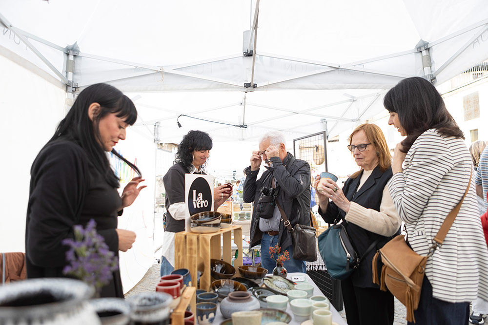 Feria de cerámica en la Plaza del Matxete de Vitoria-Gasteiz