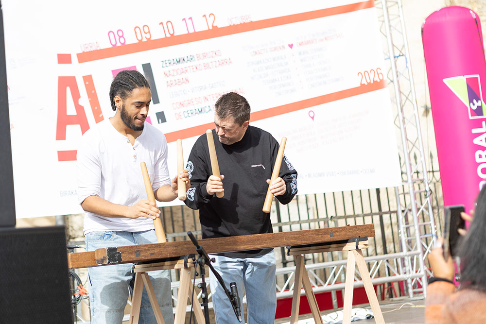 Espectáculo de Txalaparta en la Plaza del Matxete de Vitoria-Gasteiz