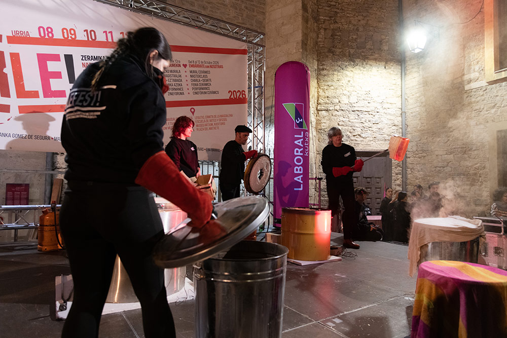 Cocción-espectáculo de rakú en la Plaza del Matxete de Vitoria-Gasteiz